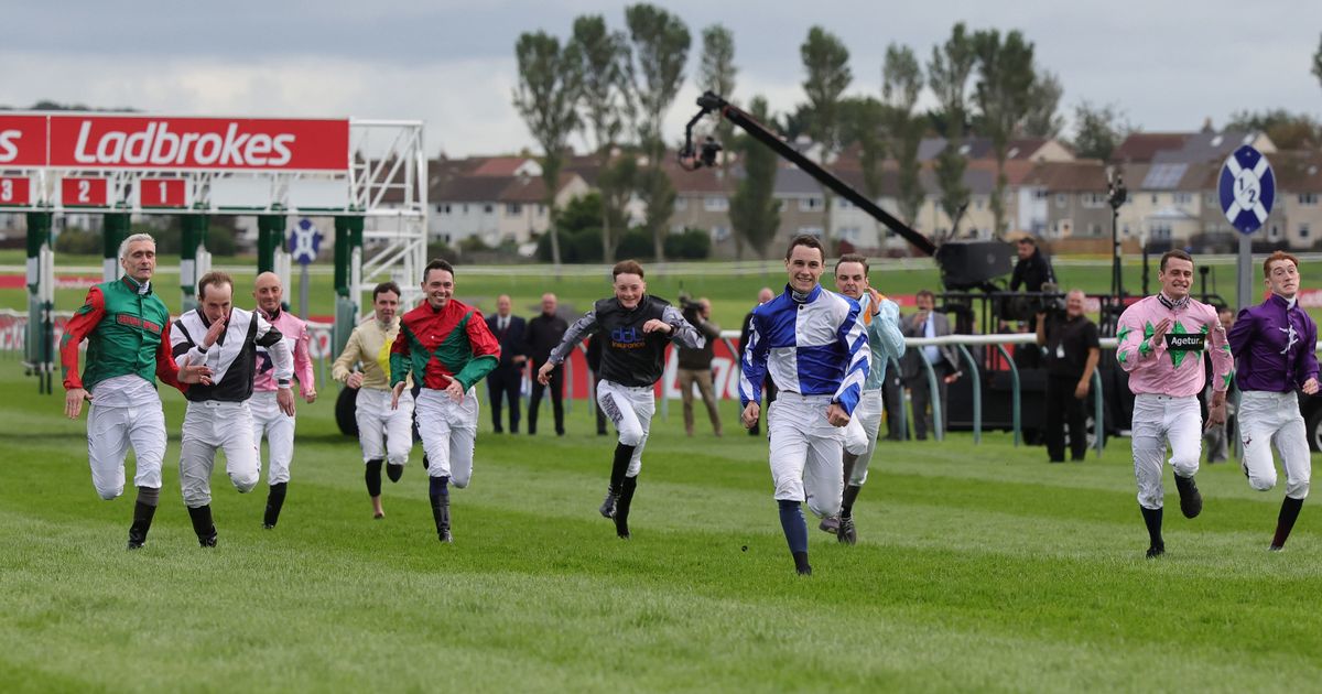 Jason Hart quickens clear without a horse to win jockeys' race at Ayr - The Mirror